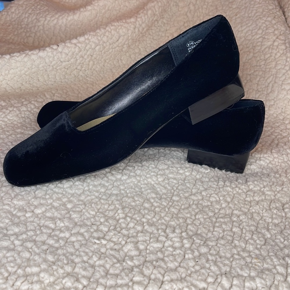 Hillary & Hanson Holly Velvet pump size 8.5 NWOT